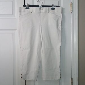 Briggs  casual classy white cropped pull-on  pants  capris Sz 14P EUC